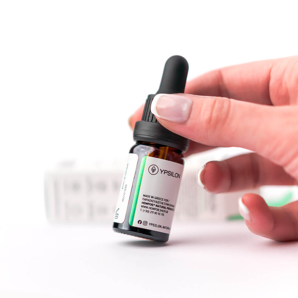 Ypsilon-hemp-extract-cbd-1000mg-hands