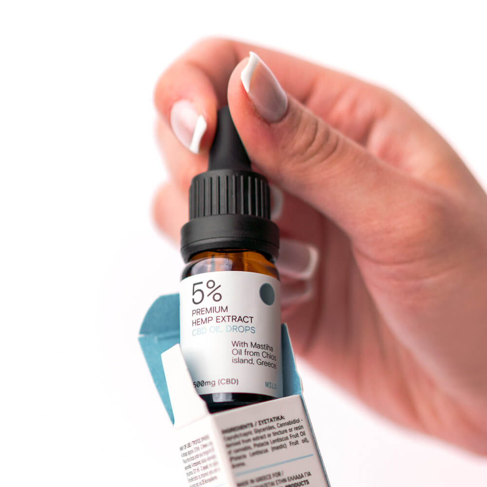 Ypsilon-hemp-extract-cbd-500mg-hands-andbox-closeup